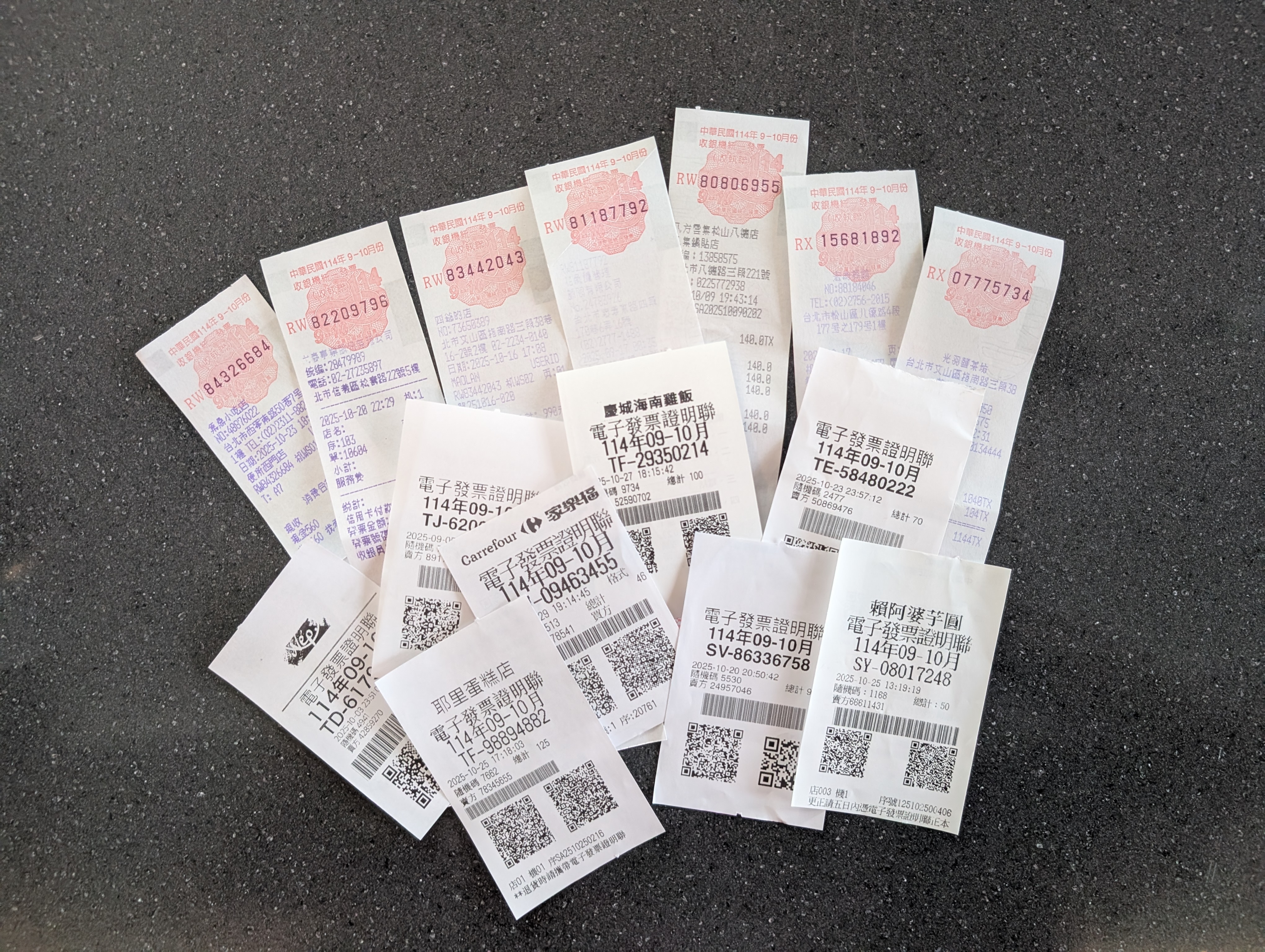A image of various Taiwanese receipts